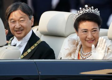 Naruhito y Masako de Japón se pasean en coche para conmemorar su llegada al trono