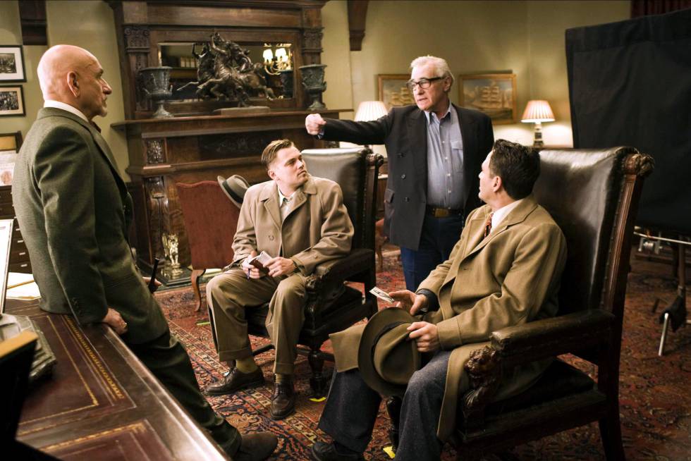 Martin Scorsese explica la escena final a los protagonistas de 'Shutter Island'.