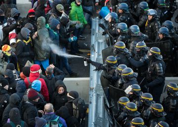 El desalojo de los manifestantes del corte en La Jonquera, en imágenes