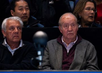 El rey Juan Carlos aparece en público en Londres con una gran brecha en la cabeza
