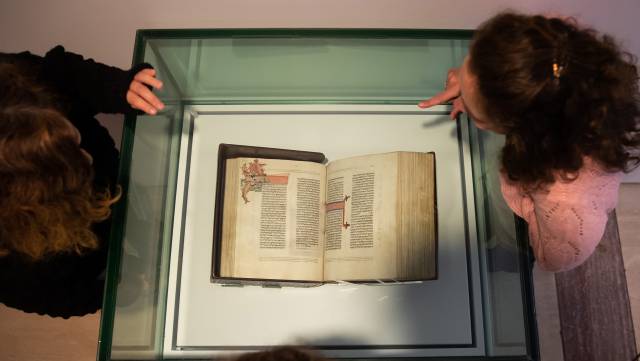 Biblia Kennicott, en su urna.