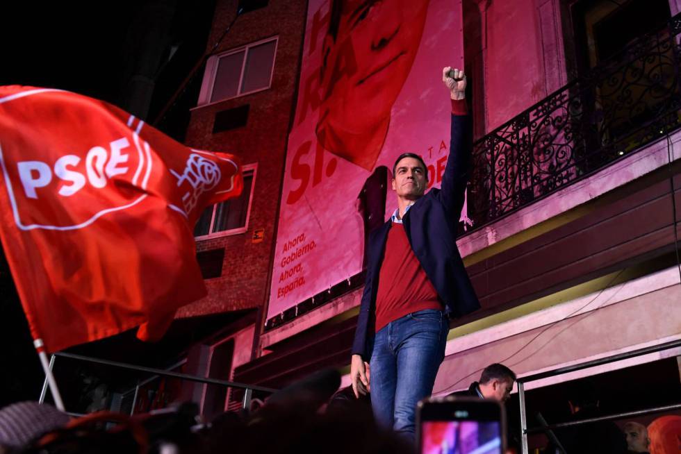 Sánchez celebrating outside PSOE headquarters on election night.
