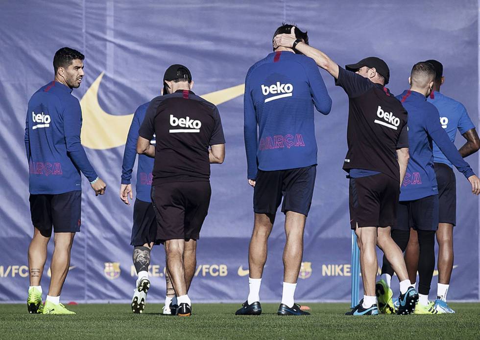 Gerard Piqué, who towers above his teammates at 1.94 meters, shares a joke during a training session.