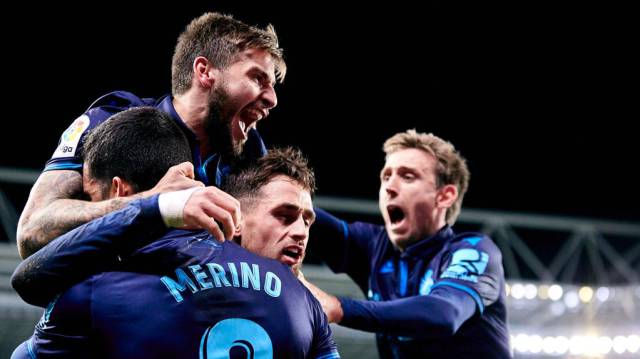 Jugadores de la Real Sociedad celebran un gol.