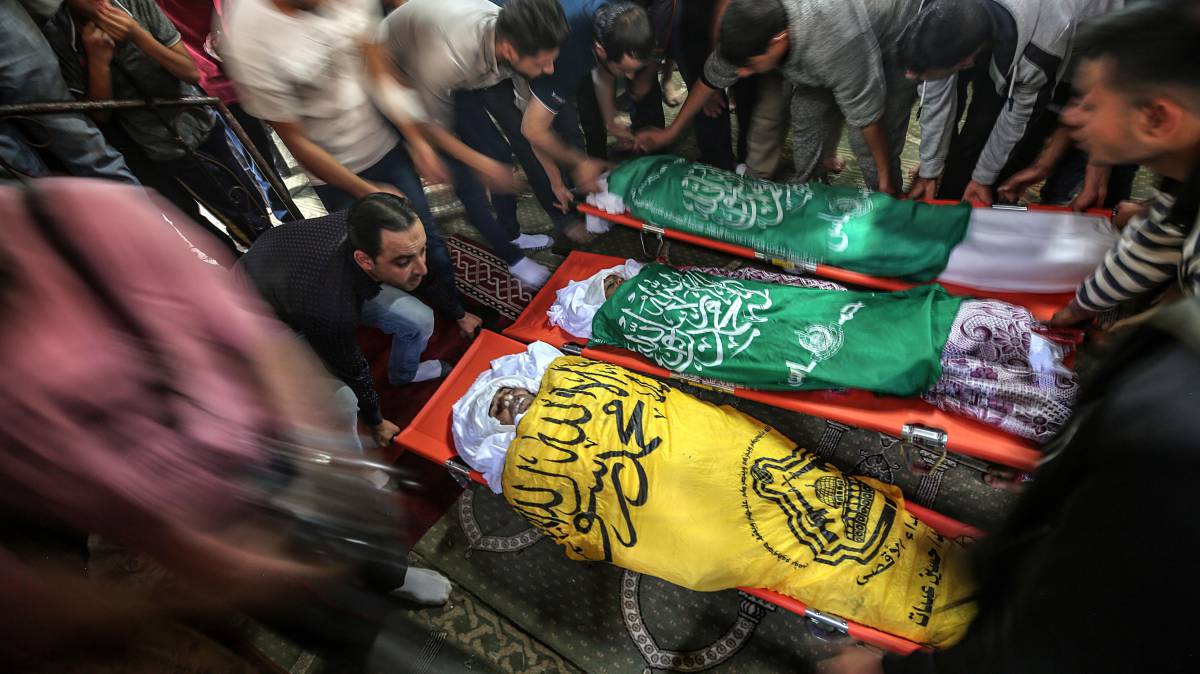 Funeral de un hombre y sus dos hijos en Gaza.