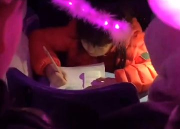La niña aplicada que hace sus deberes en medio de un concierto