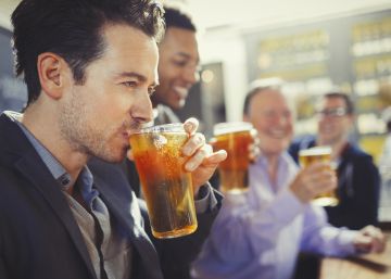 ¿Qué es peor, beber un poco a diario o mucho pero ocasionalmente?