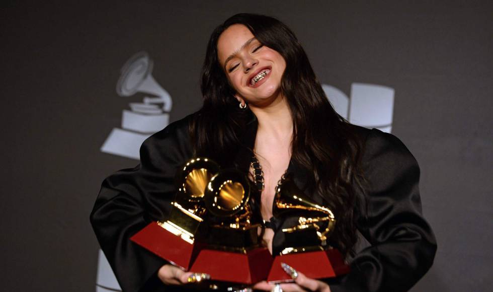 Rosalía presume de sus premios.