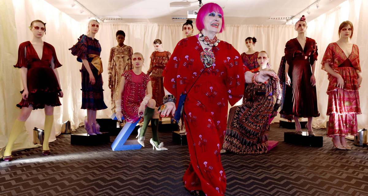 Zandra Rhodes, con varios de sus diseños durante la Semana de la Moda de Londres, en febrero de 2019.