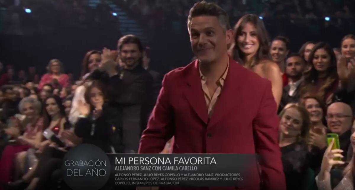 Alejandro Sanz y, de fondo, Rachel Valdés, en los Grammy Latinos 2019.