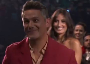 Alejandro Sanz besa en público a su nueva pareja Rachel Valdés en los Grammy Latinos