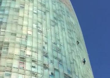 Dos hombres escalan la Torre Glòries de Barcelona para hacerse una foto