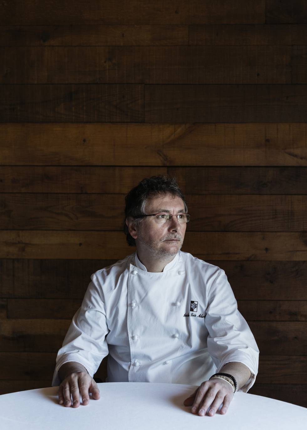 Andoni Luis Aduriz, sentado en el comedor de su restaurante Mugaritz, en Errenteria (Gipuzkoa).