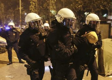Desallotjament de l’acampada de plaça Universitat, en imatges