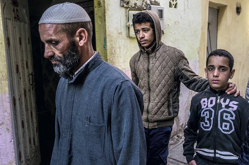 El padre de Ayub, Rhauti, y su hermano Walid (el niño) vuelven a casa después del funeral.