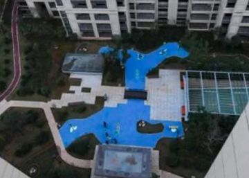 Una promotora china vende casas con vistas a un lago de plástico