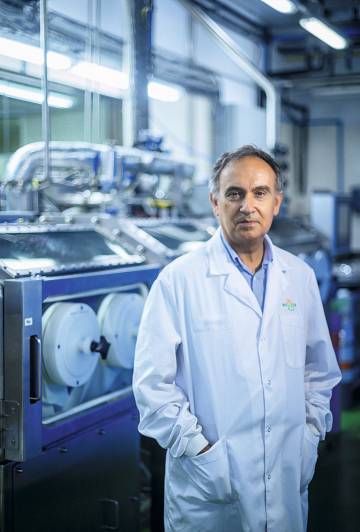 Francesc Gòdia, en el laboratorio de la Universitat Autònoma de Barcelona.