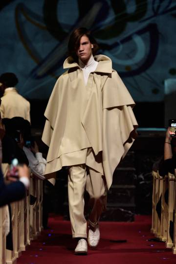 Un modelo durante el desfile de Oteyza para la colección otoñoinvierno 2019.