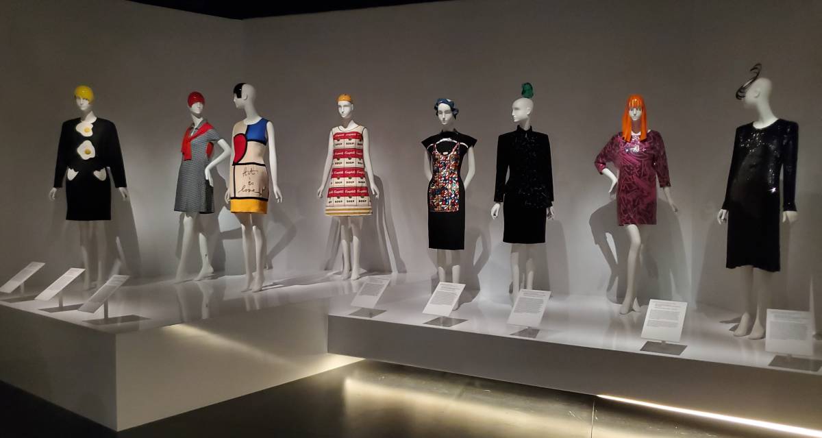 Algunos de los diseños cedidos por Sandy Schreier y expuestos en el Museo Metropolitano de Nueva York.