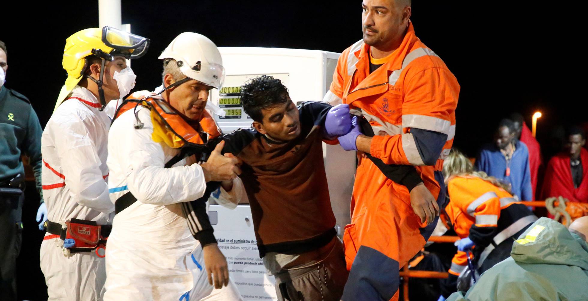La llegada al puerto de Melilla de los migrantes rescatados, en imágenes