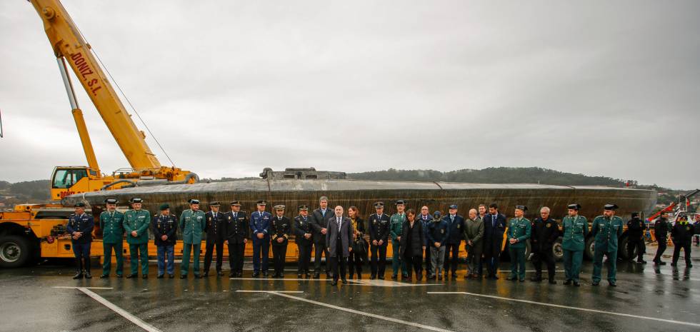 Javier Losada (c), the central government’s delegate in Galicia, in front of the naro-submarine.
