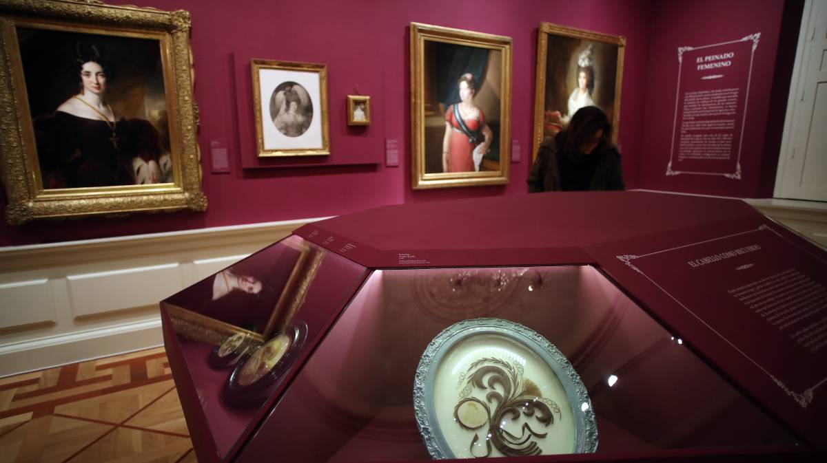 Una sala de la muestra 'Teje el cabello una historia. El peinado en el Romanticismo'. En primer término, cuadros hechos con mechones imitando ramilletes.