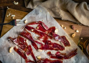 El mejor jamón 100% ibérico de bellota en lonchas cuesta menos de 20 euros (80 gramos), según la OCU