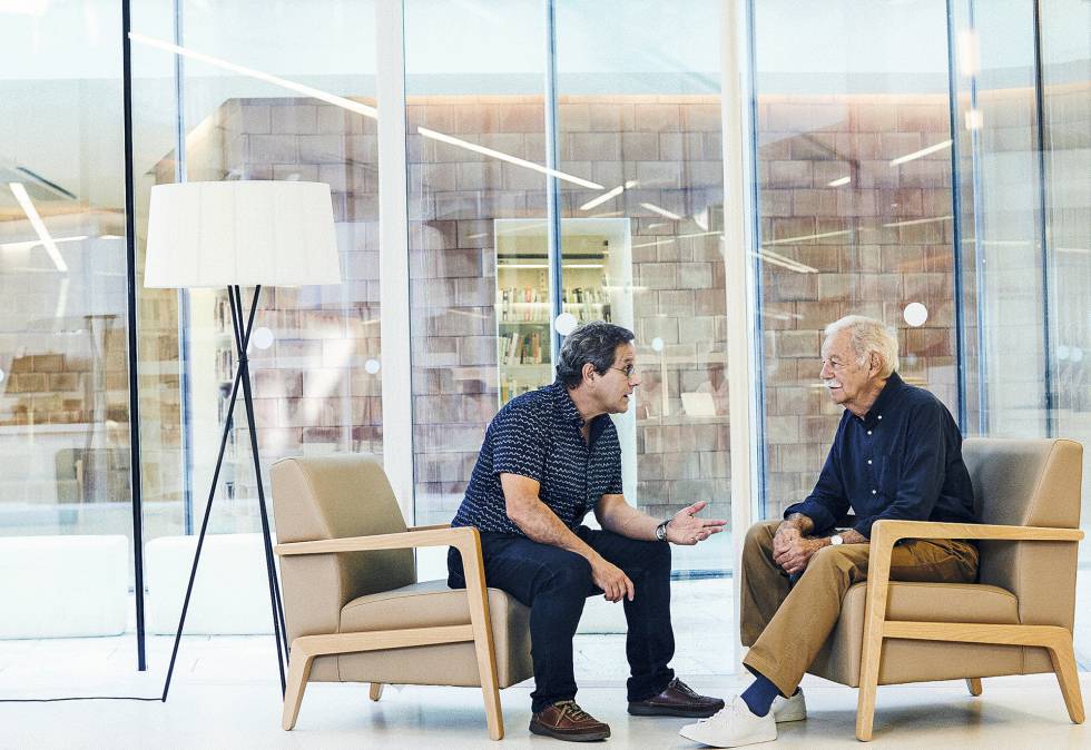 Eduardo Mendoza (derecha) con Jordi Brau, la voz de libros suyos como 'Sin noticias de Gurb' o 'El rey recibe'.