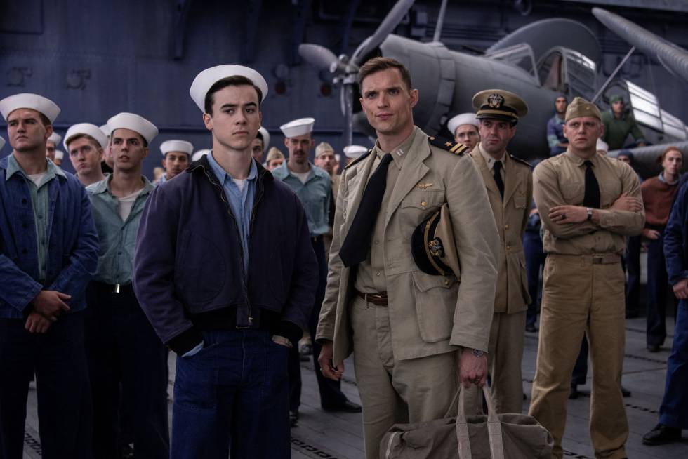 Ed Skrein, a la derecha, junto a Nick Jonas, en una escena marcial de 'Midway'.