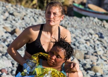 Holidaymakers in Gran Canaria help 24 migrants after boat lands on beach