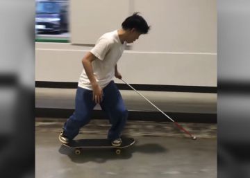 Las piruetas con la tabla y el bastón del ‘skater’ invidente japonés
