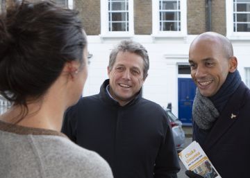 Hugh Grant, de puerta en puerta en Londres para pedir el voto