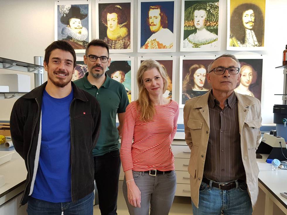 (l-r) Geneticists Francisco Ceballos, Román Vilas and Gonzalo Álvarez, with US artist Michelle Vaughan (3rd left).