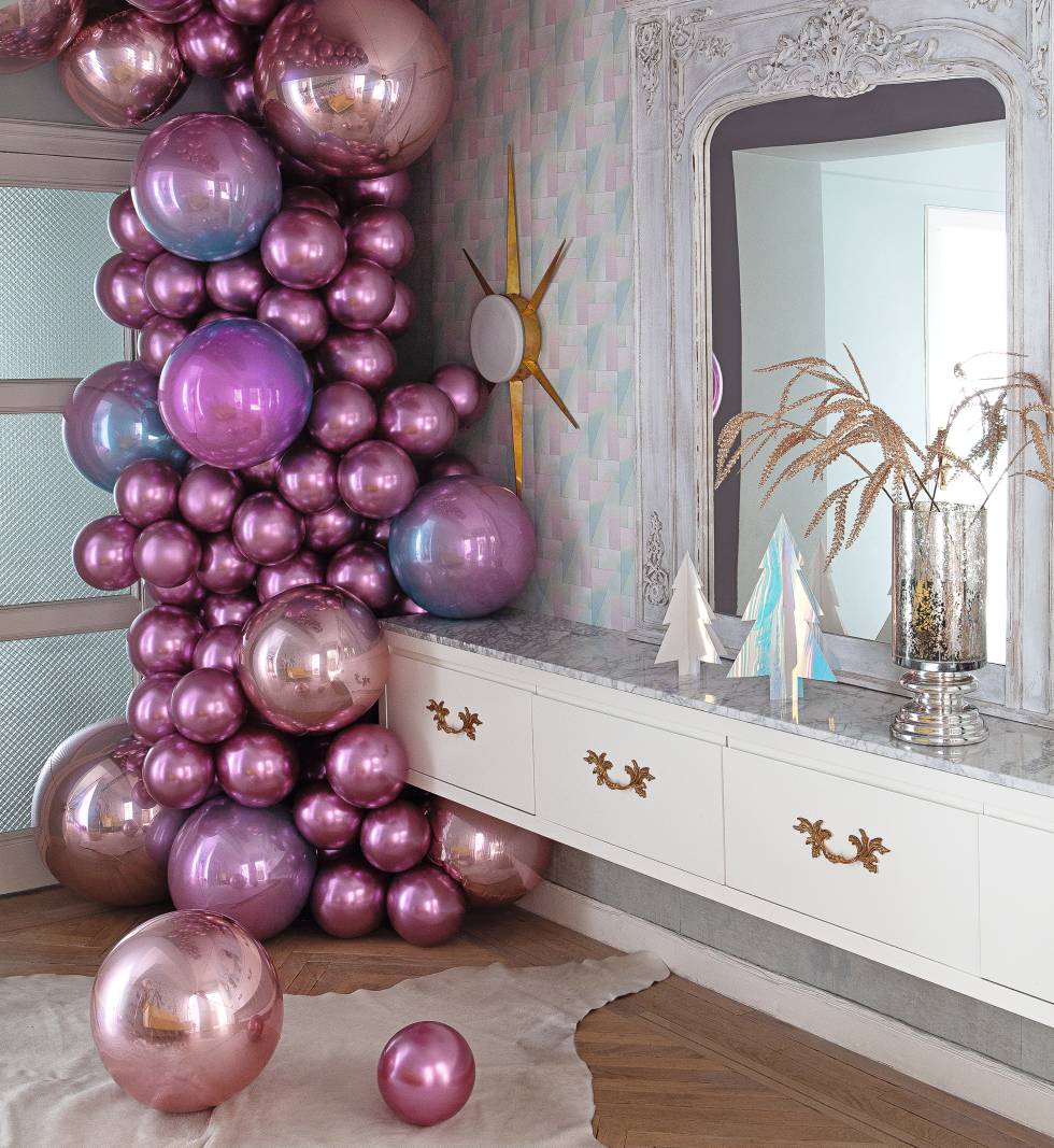 Composición navideña de globos rosas.