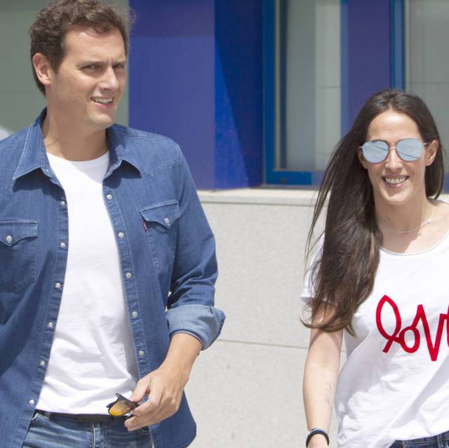 Albert Rivera y Malú a la salida del hospital madrileño en el que estuvo ingresado el político en julio.