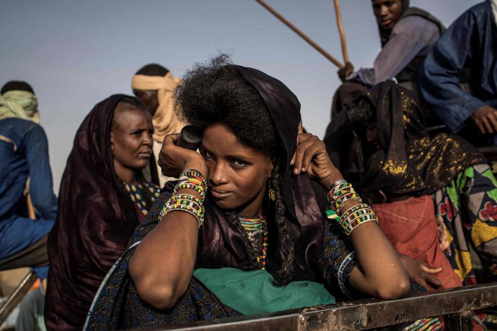 La caravana fulani por paisajes arenosos
