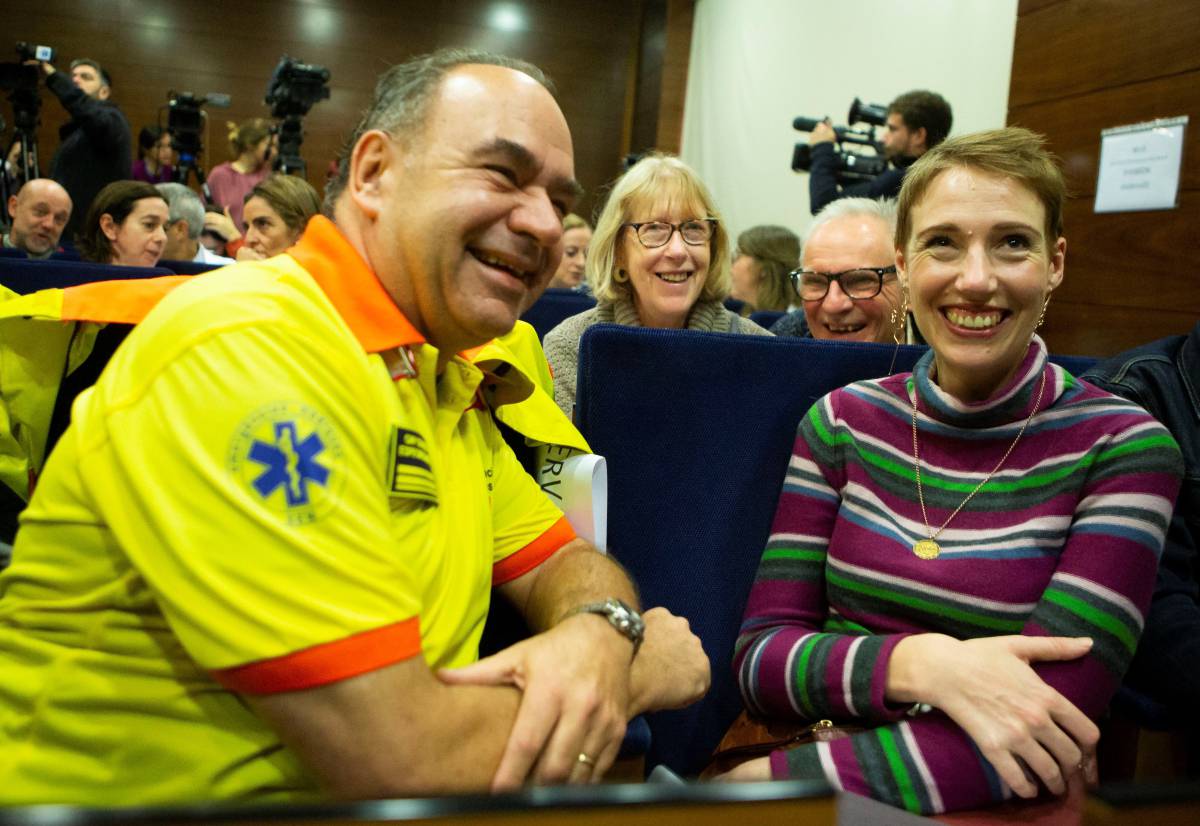 La paciente, Audrey Mash, junto a un miembro de los equipos de emergencia.