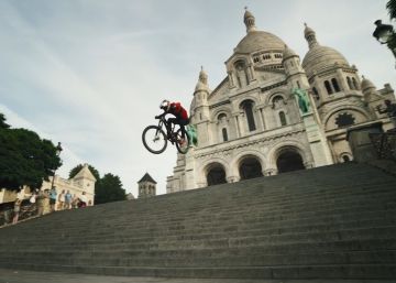 ‘Volando’ sobre las calles de París y Lyon en bicicleta de montaña