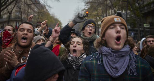 Varios manifestantes este viernes durante la huelga general convocada en Francia.