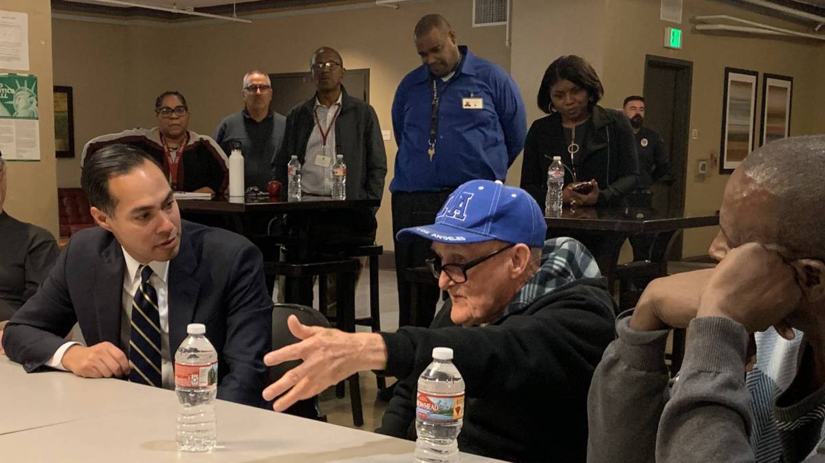 Castro, con veteranos sin hogar, en Los Ángeles.
