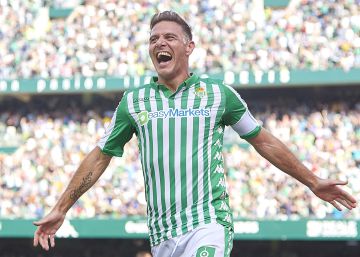 Joaquín Sánchez celebra su tercer gol.