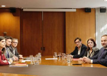 Reunión entre ERC (izquierda) y el PSOE, este martes en Barcelona.