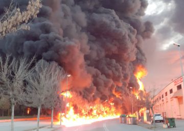 Les imatges de l’incendi en una planta de residus de Montornès del Vallès