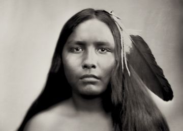 El fotógrafo que roba el alma a los indios de Dakota del Norte