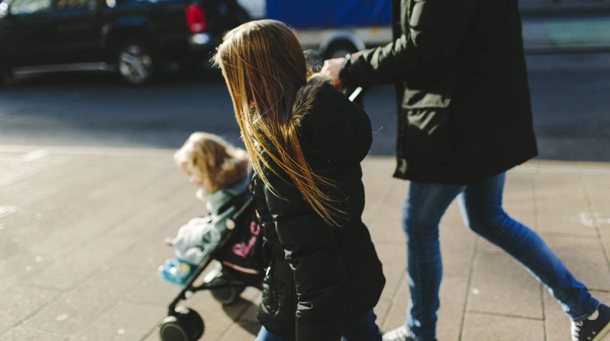 Un padre junto a sus dos hijas.