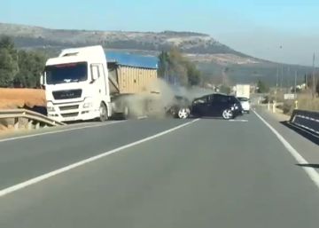Un conductor drogado invade el carril contrario y choca contra un camión