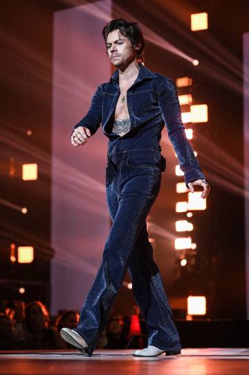 El diseño que luce Harry Styles sobre el escenario es un encargo privado a partir de uno de los diseños incluidos en la colección Primavera Verano 2020 de Alled-Martínez.