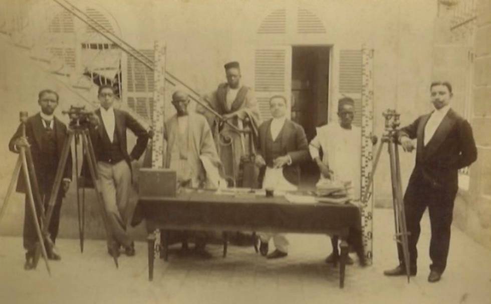 Las primeras cámaras de cine llegaron a Saint Louis a principios de siglo XX traídas por los colonos franceses, que en esta imagen compartían con los notables locales.