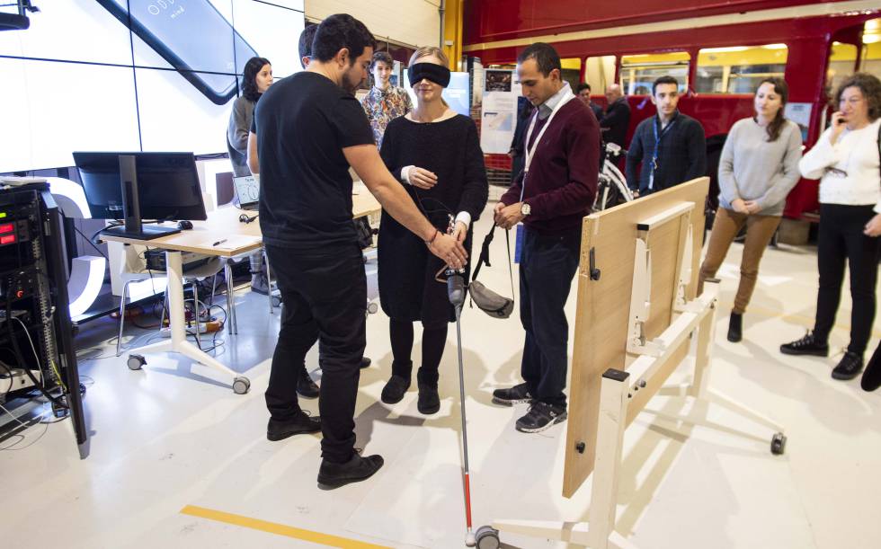 Prototip del bastó que detecta obstacles amb ultrasons.