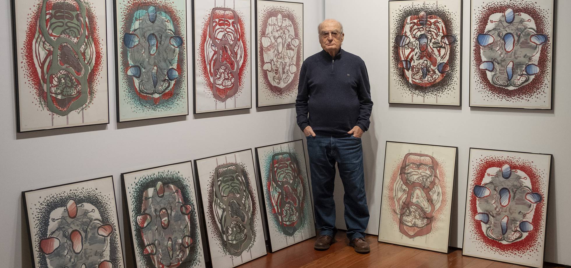 Luis Gordillo, el primero de la lista de creadores con mejor Índice de Notoriedad 2019, según el portal Arteinformando, ante su obra 'Celulario' presente en la sala que lleva su nombre en el espacio cultural Santa Clara en Sevilla.